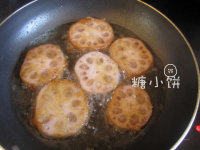 藕夹,蘸过面糊的藕夹放到烧热油的平底不粘锅中拌煎半炸,表面撒一点点细盐