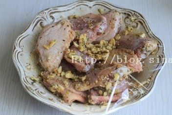 香草烤鸡翅,盖上保鲜膜,腌2小时左右,依次摆放在烤盘中(两个烤盘叠加,镂空盘在上,这样多出来的油就沥入下面的盘里)。