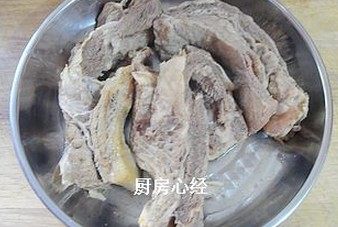 咖喱牛肉饭,每隔1小时放火上烧一次，一次5分钟，连续3次，就能把牛腩煮的软烂。