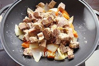 咖喱牛肉饭,然后加入<a style='color:red;display:inline-block;' href='/shicai/ 25'>胡萝卜</a>；<a style='color:red;display:inline-block;' href='/shicai/ 6228'>葱头</a>；牛肉后，倒入开水与食材持平，调入<a style='color:red;display:inline-block;' href='/shicai/ 692'>酱油</a>；料酒；盐；<a style='color:red;display:inline-block;' href='/shicai/ 756'>鸡精</a>后，小火煮开10分钟