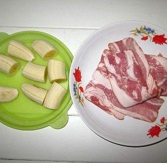 培根香蕉卷,<a style='color:red;display:inline-block;' href='/shicai/ 443'>培根</a>对半切开，<a style='color:red;display:inline-block;' href='/shicai/ 610'>香蕉</a>去皮切跟<a style='color:red;display:inline-block;' href='/shicai/ 443'>培根</a>宽度大小的段备用