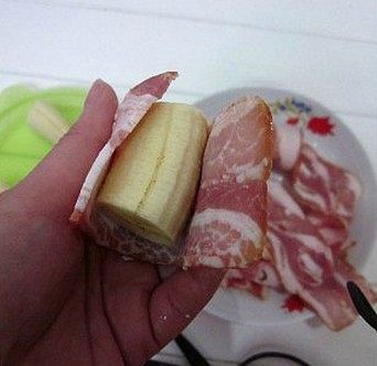 培根香蕉卷,将培根包住香蕉，用牙签穿过去固定好培根
