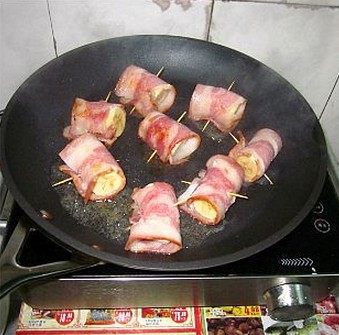 培根香蕉卷,平底锅放入一点点的油，将培根香蕉卷放入，小火慢慢的煎至培根两面金黄后取出装盘即可