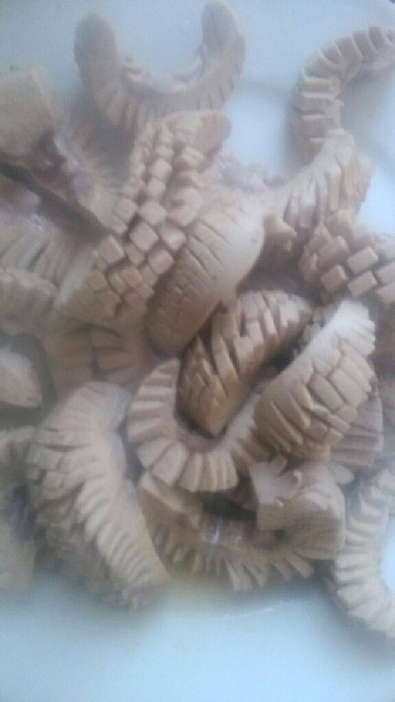 私房爆炒腰花,腰子洗净切开去肥肉，打花刀  用开水抄一下等水开了即可捞出备用 。