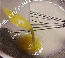 花生椰蓉小酥,逐渐加入打散的鸡蛋液,然后搅拌均匀
