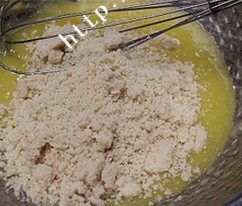 花生椰蓉小酥,接着加入打好的花生粉,搅拌均匀