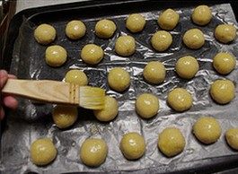 花生椰蓉小酥,烤箱预热,花生酥表面刷上蛋黄,薄薄一层就好,180度烤20-25出炉放凉密封保存。