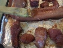 烤叉烧排骨,取出把排骨和五花肉,翻面,扫一层蜂蜜调料