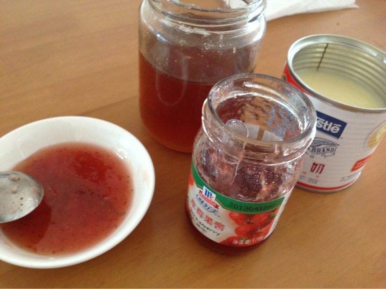 草莓山药,如图，<a style='color:red;display:inline-block;' href='/shicai/ 865'>蜂蜜</a>，<a style='color:red;display:inline-block;' href='/shicai/ 2869'>草莓酱</a>，加半勺清水拌均