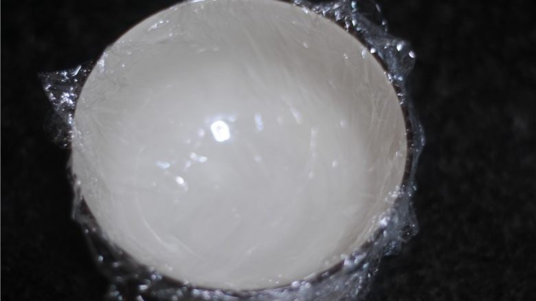 椰汁八宝饭,取一个深一点的碗,铺上一层保鲜膜