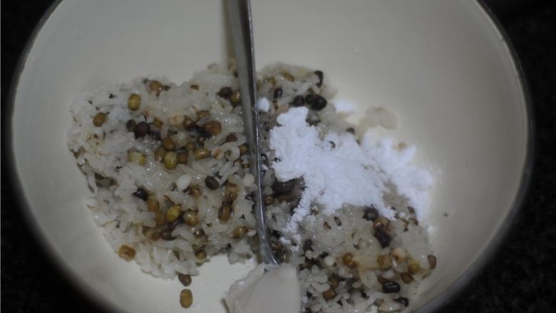 椰汁八宝饭,将适量椰汁加糖融化,倒入糯米饭里,拌匀