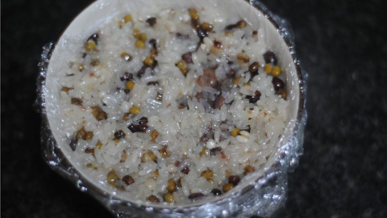 椰汁八宝饭,再将剩余的糯米饭铺上,用勺子压紧