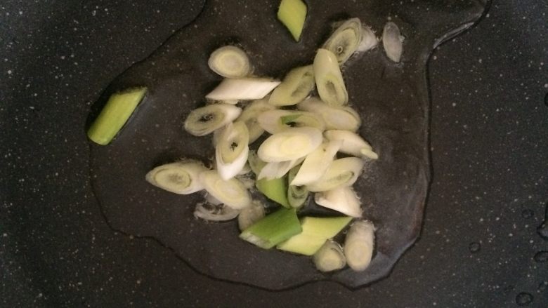 坝上名吃-炒莜面鱼,锅内倒入适量食用油,爆香葱花。