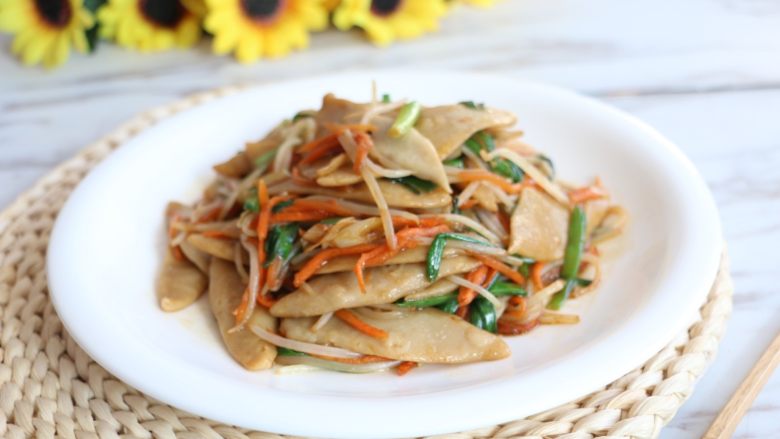 坝上名吃-炒莜面鱼,一道色香味俱佳的炒莜面鱼就做好啦,快点来尝尝吧。