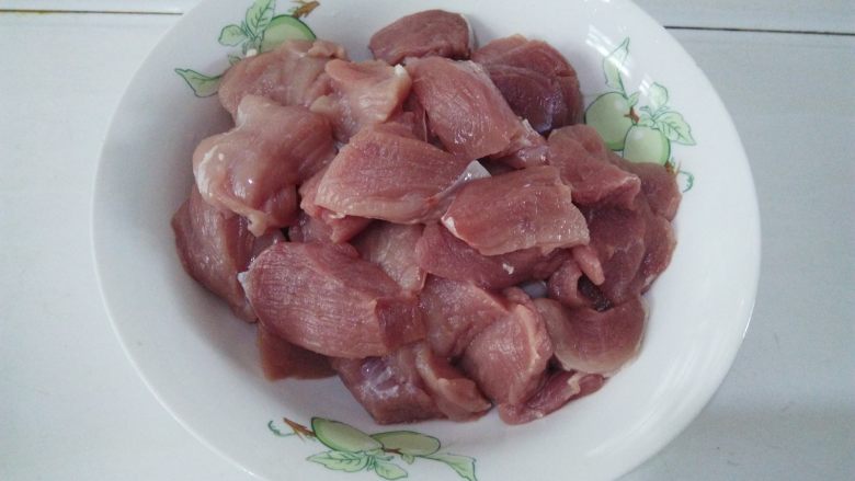 香酥猪肉蓉——宝宝辅食,里脊肉去除筋膜,切成2-3厘米方块