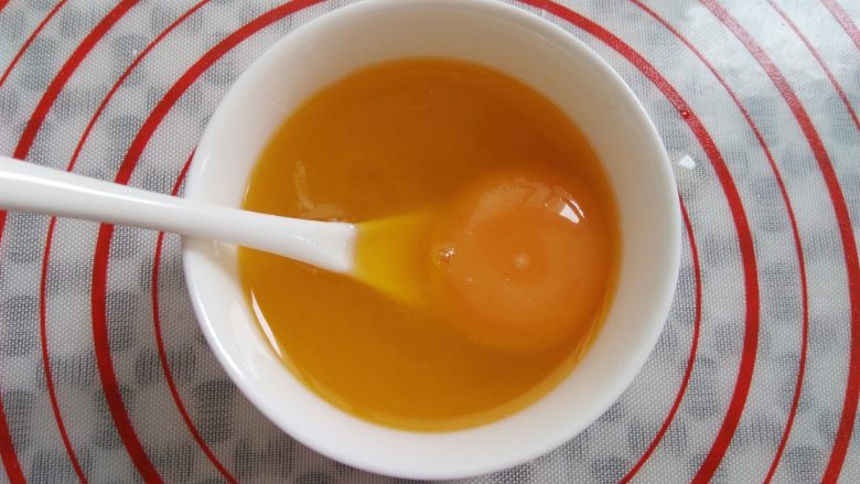 燕麦能量块,加入<a style='color:red;display:inline-block;' href='/shicai/ 9'>鸡蛋</a>,混合均匀