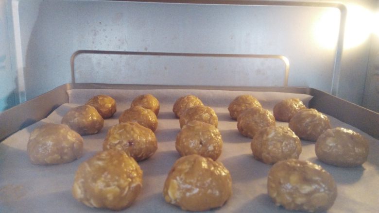 燕麦能量块,放入烤箱中层,上下火160度烤35分钟