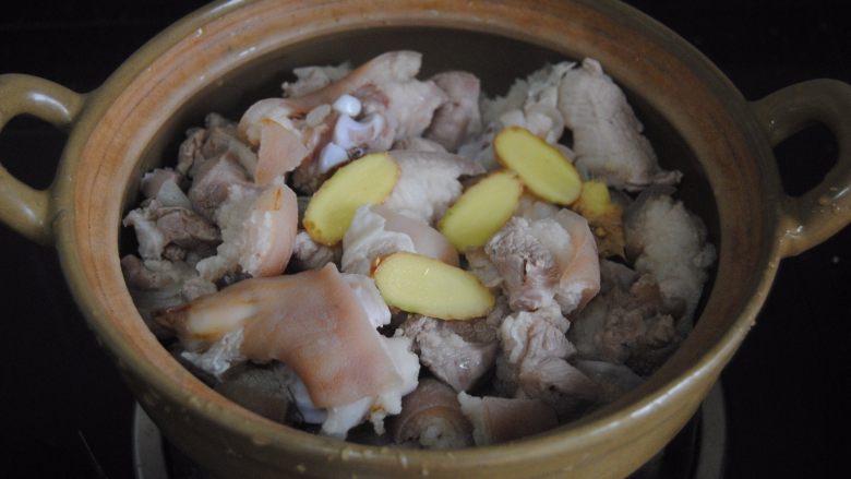 柠檬猪蹄,加入姜片,蒜末,<a style='color:red;display:inline-block;' href='/shicai/ 718'>料酒</a>拌匀