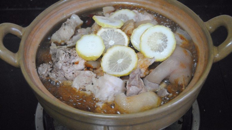 柠檬猪蹄,加入锅体3/4的清水,大火煮沸转小火,挑出柠檬片,焖20分钟即可,期间要经常翻匀