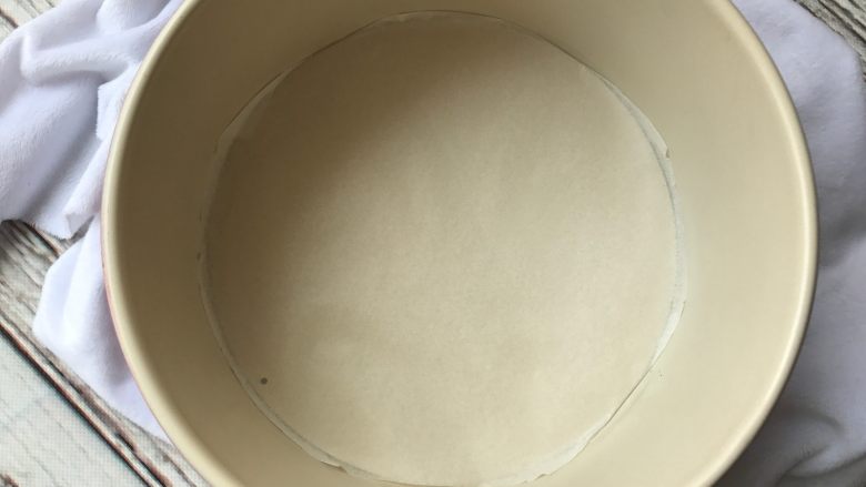 鱼之恋芝士蛋糕,模具底部铺上一层油纸,这样方便脱模。