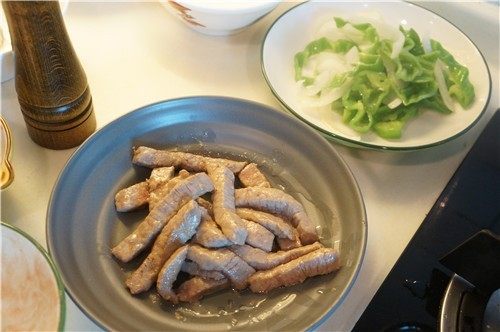 香芒牛柳,牛柳、青椒和洋葱都快速炸一下,然后捞出备用。