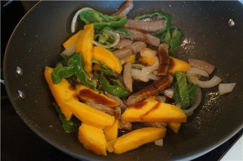 香芒牛柳,加入酱汁,快速翻炒均匀即可出锅。