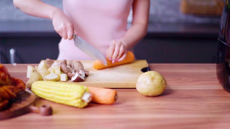 私房炸鸡,把配菜切块。