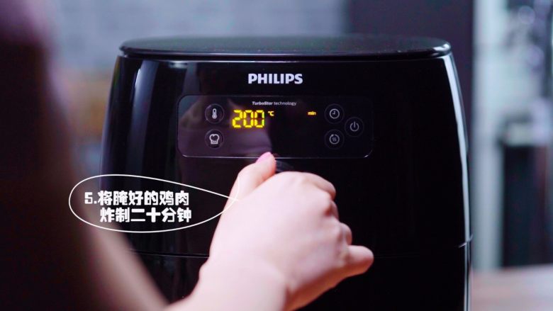 私房炸鸡, 200度炸制20分钟至鸡肉表面香酥变色，即可出盘！