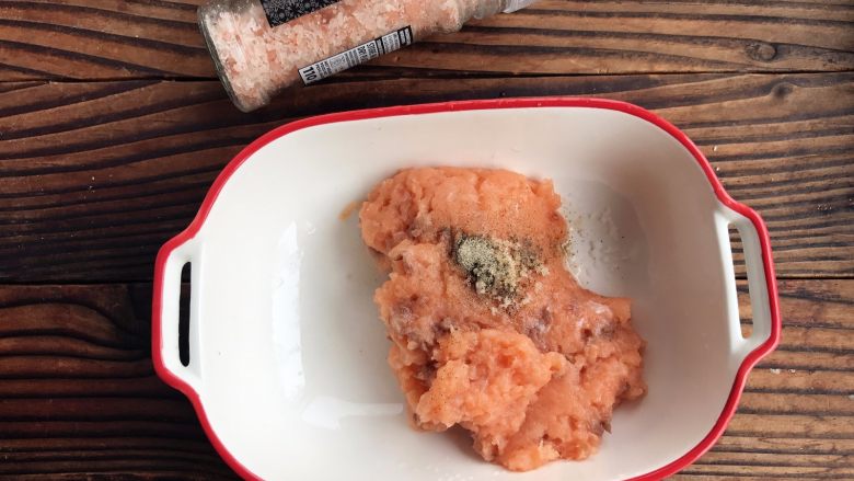 多彩三文鱼球,在鱼泥中加入适量的胡椒粉,海盐腌制5分钟(如无,可用食盐代替)。
