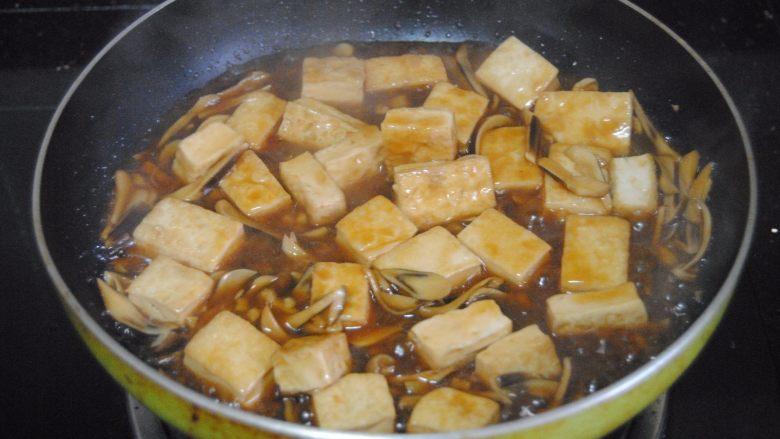 鸡枞菇烧豆腐,倒入锅内,翻匀后收汁