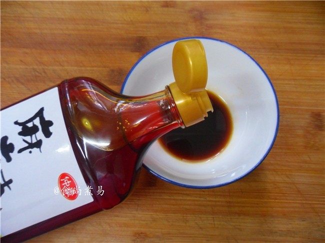 凉拌爽脆双色卷,调酱汁:碗里倒入<a style='color:red;display:inline-block;' href='/shicai/ 692'>酱油</a>、辣椒油