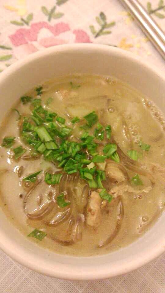 姜汁肉丝粉条汤,粉条煮熟烂后加入肉丝加少量盐胡椒粉小火五分钟,加入少量味精或鸡精即可