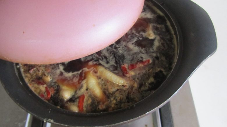 香卤凤爪,转为小火,加盖炖煮20分钟;