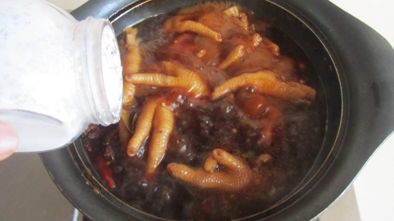 香卤凤爪,再放入适量的盐, 继续炖煮三分钟关火,在卤水中浸泡1个小时以上。
