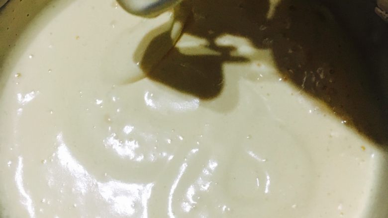 清柠酒香之海绵蛋糕,打至可以轻松画出8字纹路,且渐渐消失的状态。