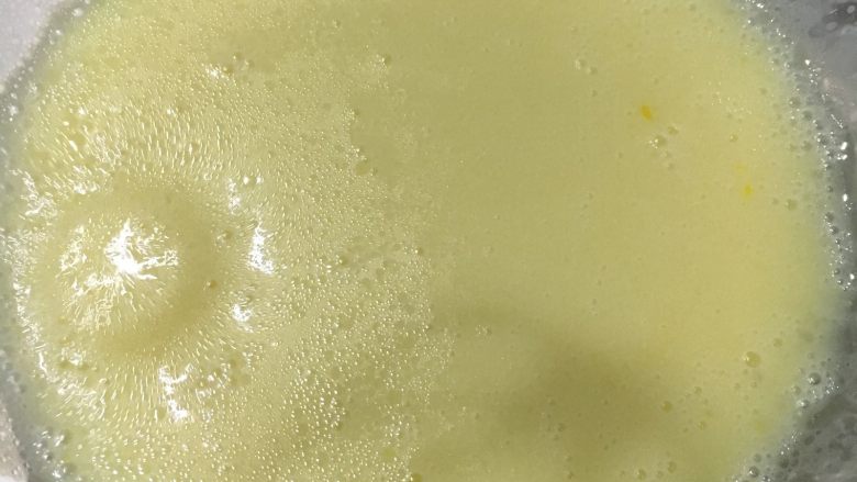 清柠酒香之海绵蛋糕,牛奶和油一同加入提前腌制好的柠檬皮屑里,速度搅拌均匀成乳化状。「混合」