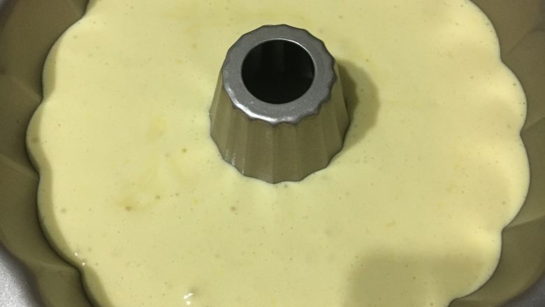 清柠酒香之海绵蛋糕,.倒入学厨10寸不沾南瓜模具中!放进预热好的烤箱,150度,40分钟。