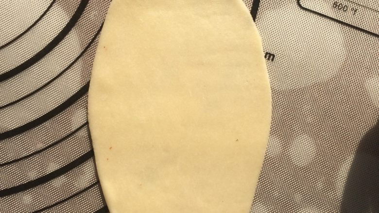 蛋黄酥,取松弛好的面团,压扁,擀成鸭舌状。