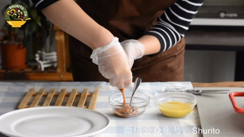 芝士 土豆马卡龙,料包放入水中带包装水煮加热15分钟,加热好的料理包剪开倒在碗里