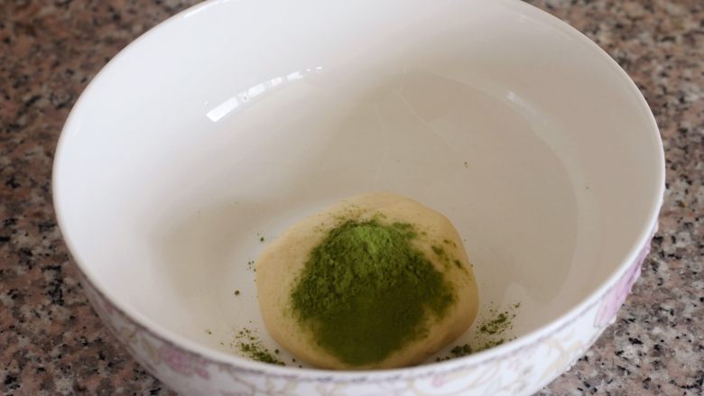 三色吐司,8.其中一份加入抹茶粉。如果觉得比较干,可适当的滴几滴<a style='color:red;display:inline-block;' href='/shicai/ 156925'>水</a>进去。把抹茶粉完全揉到面团里。