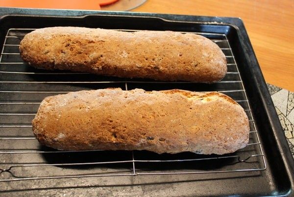 意大利脆饼Biscotti,事先预热好烤箱,以上下火180℃烤30分钟。取出在网架上放凉约20分钟。
