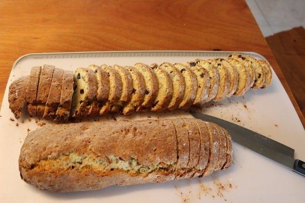 意大利脆饼Biscotti,切成薄片。