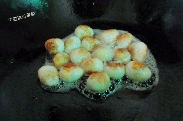 糖醋脆皮鹌鹑蛋, 炸至金黄色,表面呈虎皮状捞出控油