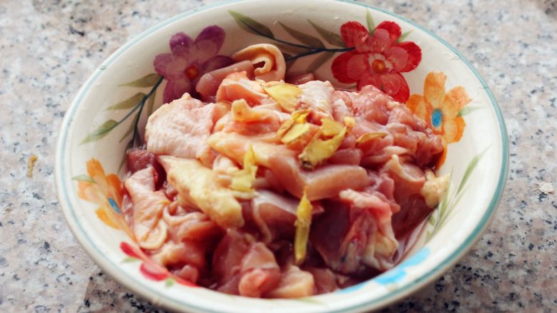 香菇土豆炖鸡块,5、<a style='color:red;display:inline-block;' href='/shicai/ 92'>鸡腿</a>切成块,冲洗干净。