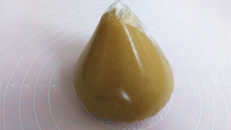 清爽五仁月饼,面团装入保鲜袋,室温下静置2小时左右