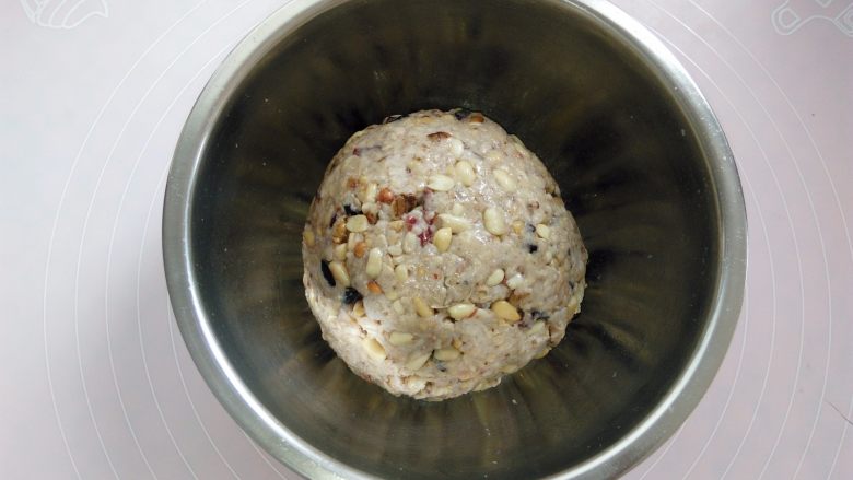 清爽五仁月饼,戴上一次性手套把五仁馅材料混合均匀,抓成一个大的馅料团,盖上保鲜膜静止30分钟