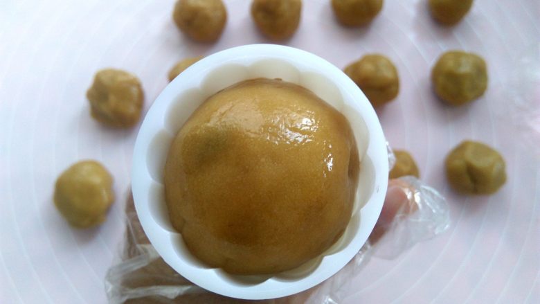 清爽五仁月饼,把月饼球放入50克模具里,可以按压一下模具边缘,让花型更立体