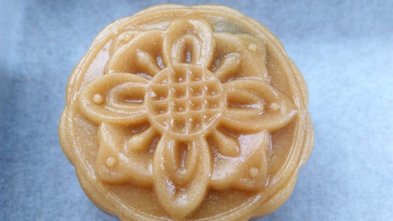 清爽五仁月饼,饼模具倒扣在烤盘上,向下按压,轻轻提起模具(我用金盘烤也垫一层油纸,方便清洗)