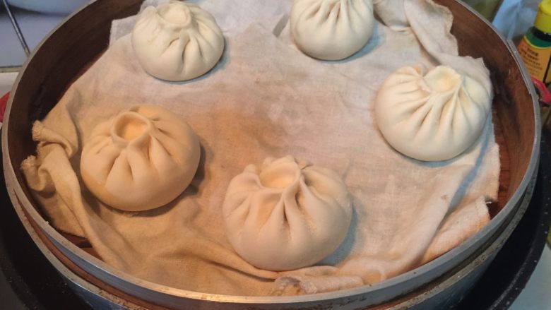 菜肉包,放入蒸笼中发酵20分钟,我的锅中加入了温水