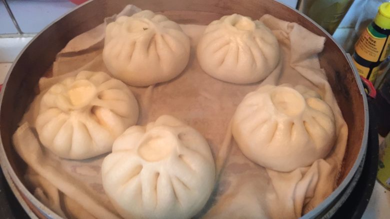 菜肉包,发酵完成后,冷水上锅蒸,上汽后大火蒸15分钟后关火焖3分钟